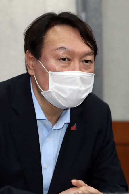 윤석열 전 검찰총장이 지난 17일 광주 북구 인공지능 사관학교에서 간담회를 하고 있다. <연합뉴스>
